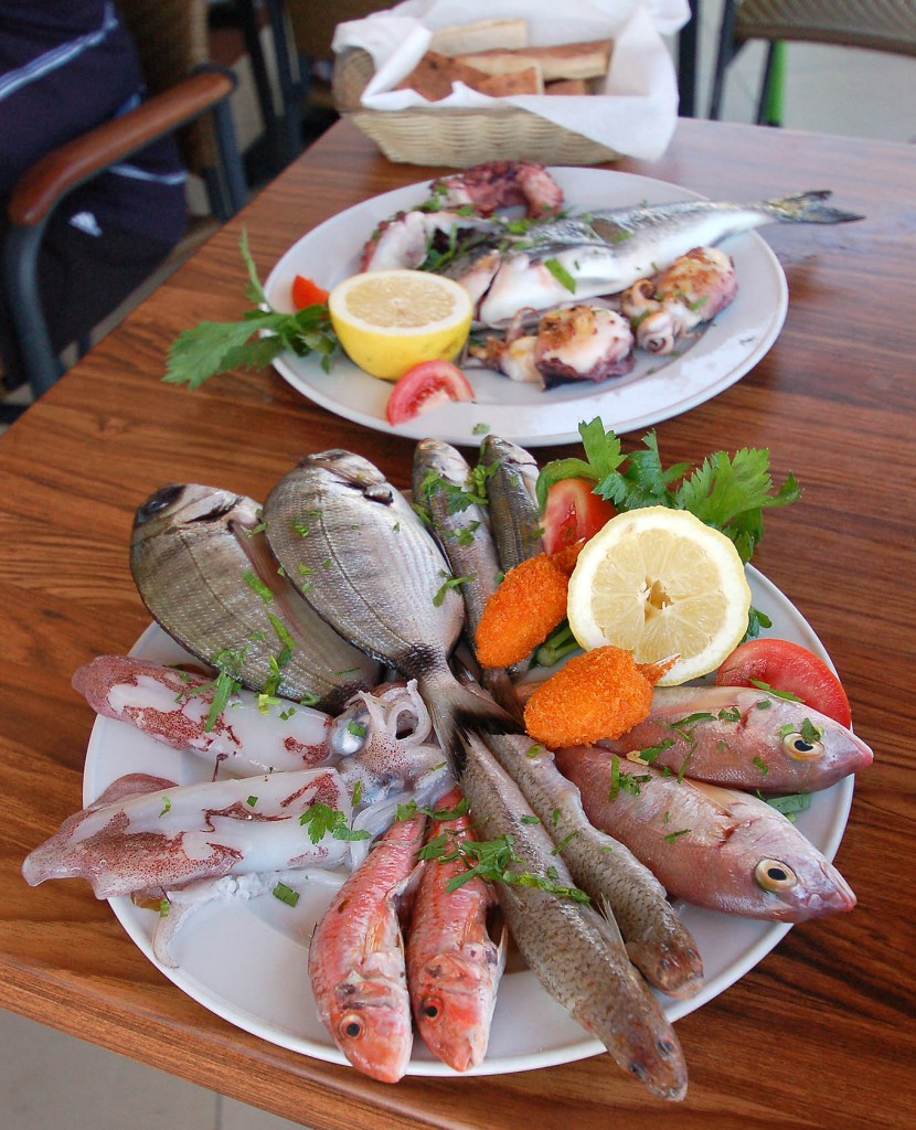 Блюда из морепродуктов и рыбы в Marios restaurant