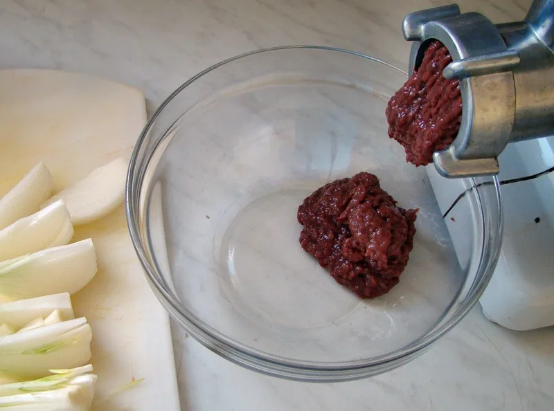 Пропускаем печень и лук через мясорубку Пропускаем печень и лук через мясорубку