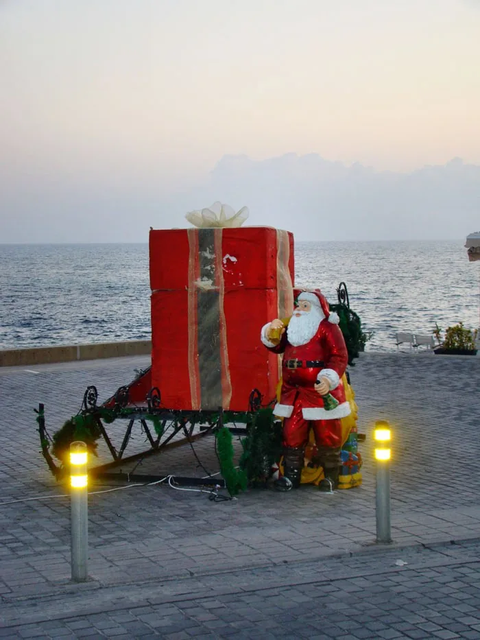 santa_by_the_sea