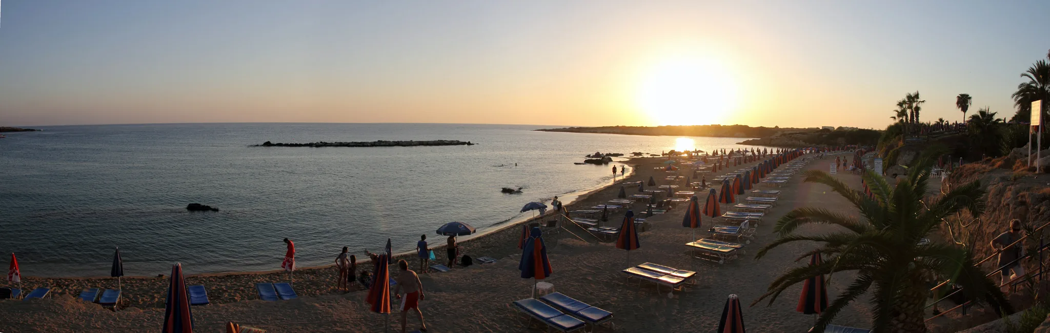 Кипр. Песчаный пляж Coral Bay в Пафосе Кипр. Песчаный пляж Coral Bay в Пафосе