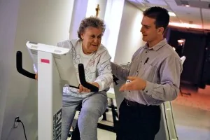 Пожилая женщина на тренажере