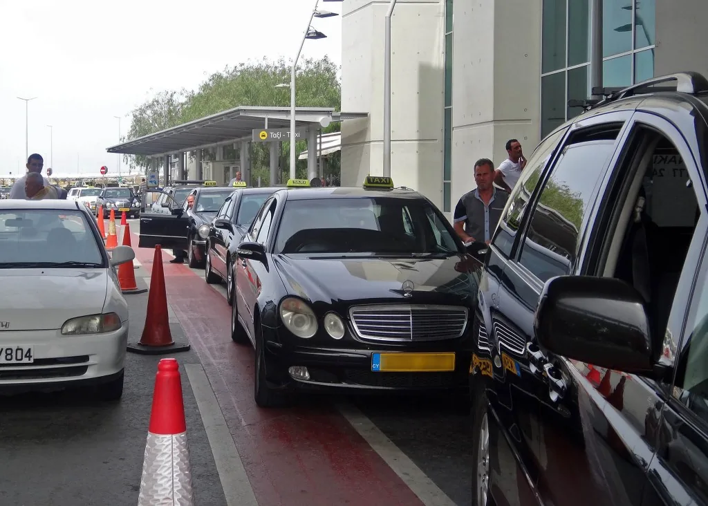 taxi services at Larnaca's airport Такси в аэропорту Ларнаки