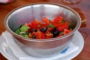 Деревенский салат в Marios restaurant