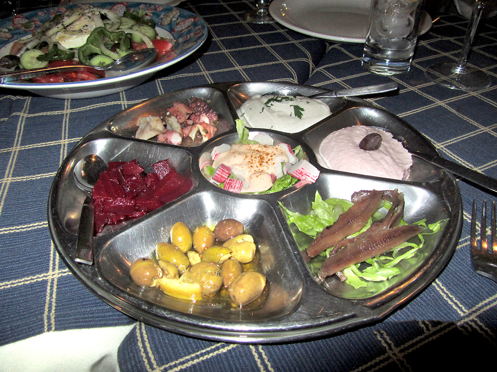 Рыбное блюдо на кипре мезе