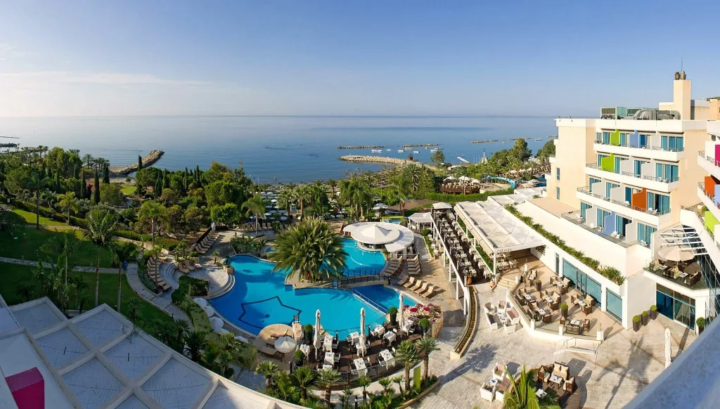Вид на бассейн в отеле Mediterranean Отель Mediterranian