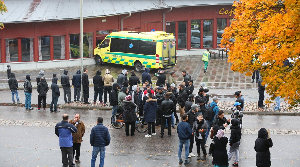 Неизвестных в маске ранил взрослого и четырех школьников