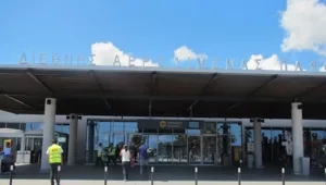Туристы жалуются на очереди в аэропорту Пафоса