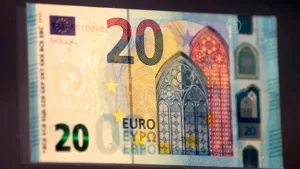 В еврозоне ввели в обращение новую банкноту в 20 евро