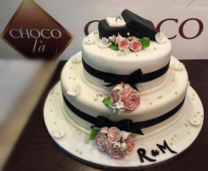 Choco Là wedding cake ring on the top