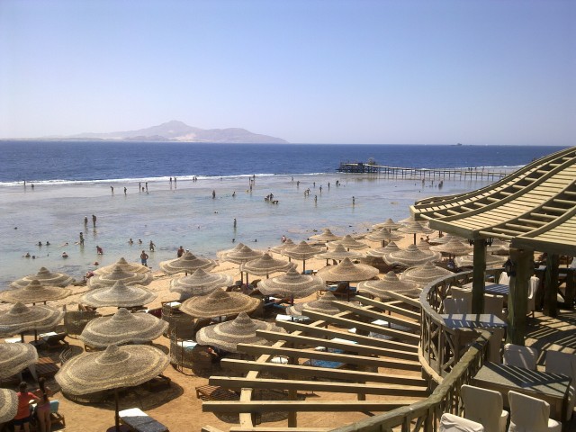 Пустой пляж в Шарм-эш-Шейхе
