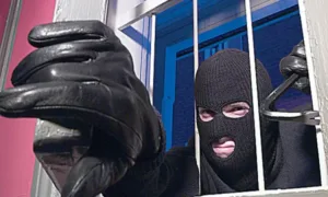 Кипрская полиция разыскивает похитителей 100 евро и айфона
