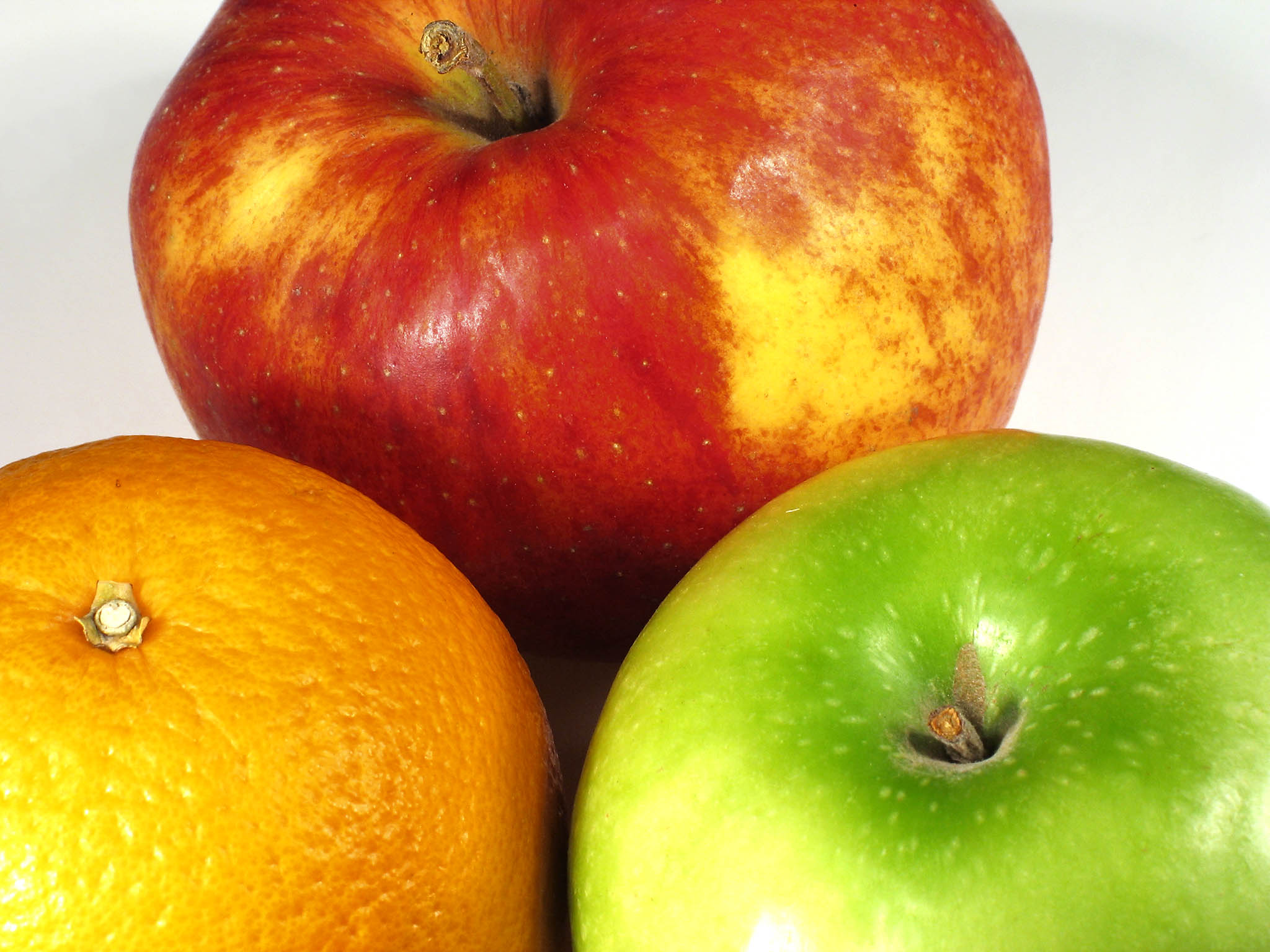 Яблоко фрукт или овощ. Яблоко. Фрукты картинки. Зеленое яблоко апельсин. Яблоки зеленые.