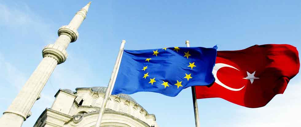 Флаги Турции и ЕС