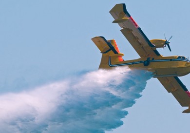 Греческий самолет тушит пожар