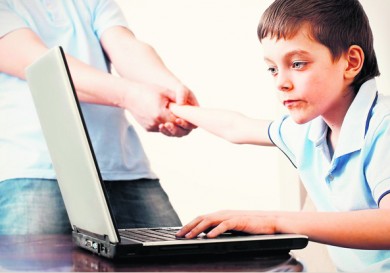 Мальчик за компьютером