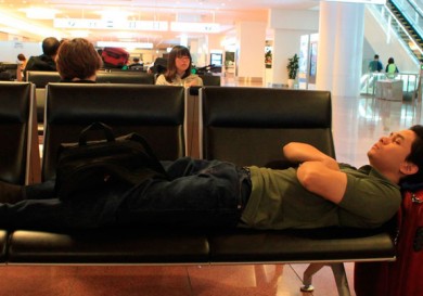 Человек спит в аэропорту