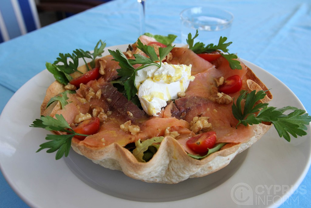 Mangas Tavern - salad with smoked salmon