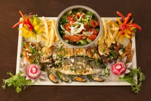 Il Cavaliere Italian Ristorante - рыба и салат Il Cavaliere Italian Ristorante - рыба и салат