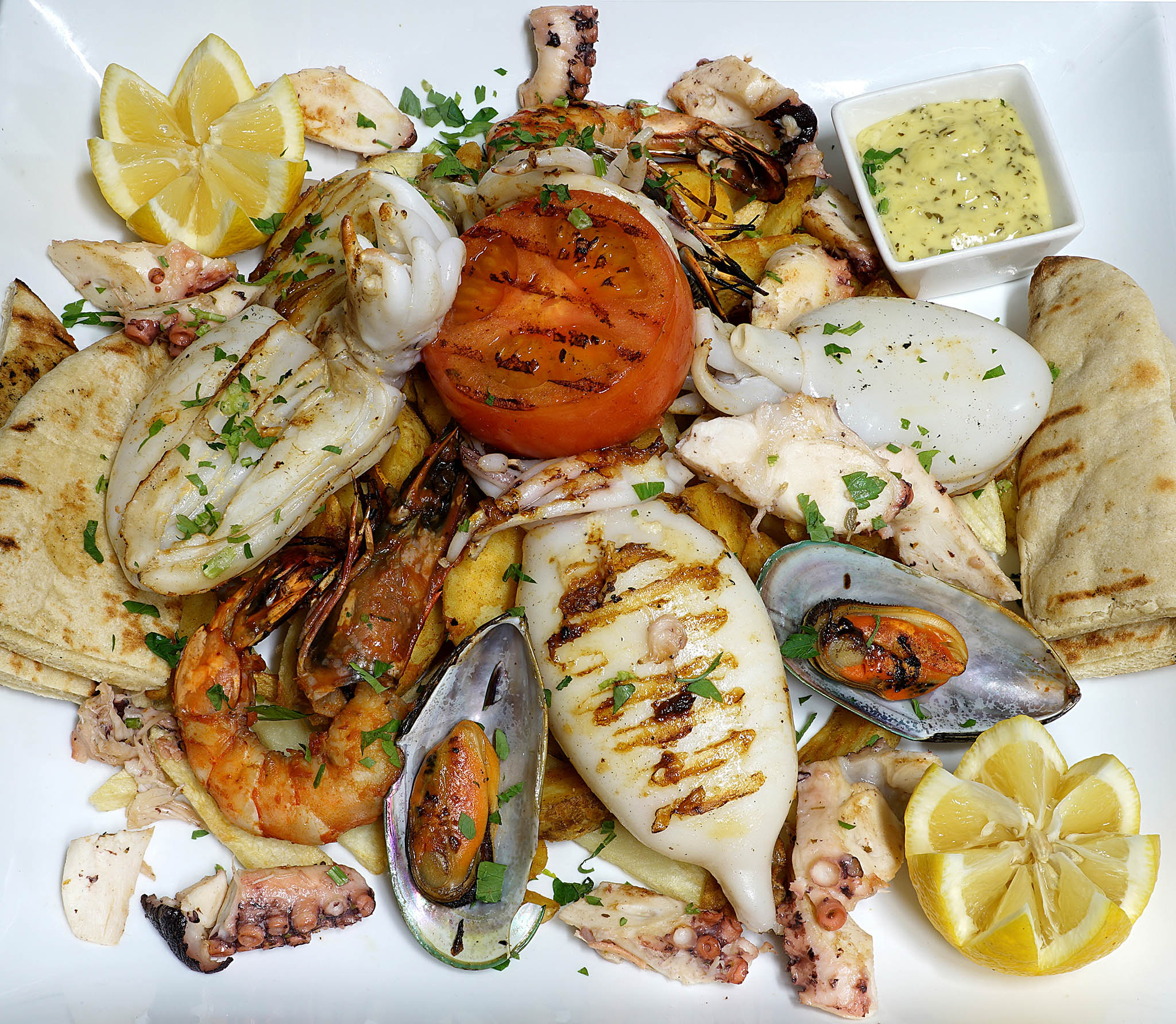 Морской ужин. Средиземноморская кухня. Блюда средиземноморской кухни. Морепродукты на гриле. Средиземноморские морепродукты.