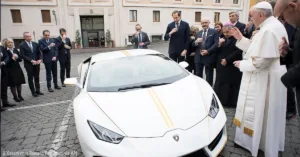 Lamborghini папы римского продали на аукционе за 715 тысяч евро