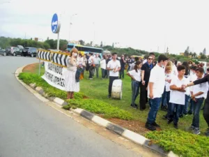 Жители Айя-Напы и Паралимни протестуют против незаконного мусора
