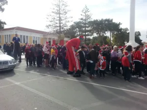 Сотни людей приняли участие в Paphos Santa Run