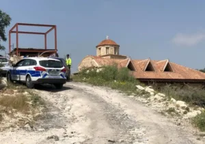 16 автомобилей возле церкви в Эрими