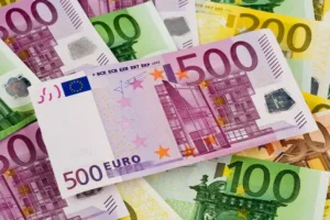 8000 студентов за границей получили пособие в размере 750 евро