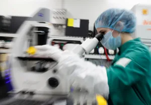 Россия выпустила первый одобренный препарат от COVID-19
