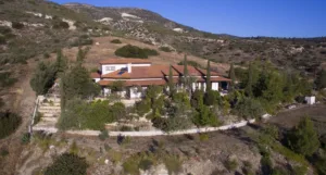 4 BEDROOM HOUSE / VILLA IN AKROUNDA, LIMASSOL