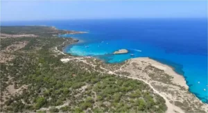 Пара из Португалии на квадроцикле упала со скалы Акамас