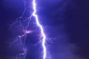 Желтое предупреждение: сильный дождь и гроза в воскресенье