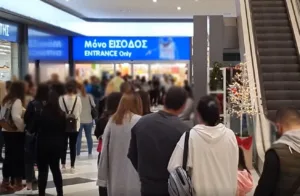 Тысячи людей в торговых центрах