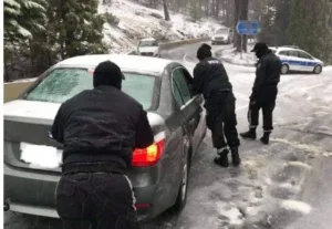 Полиция помогает гражданам, чьи автомобили застряли в снегу Троодоса на выходных