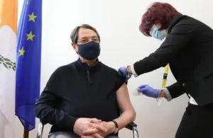 Президент Кипра получил вторую дозу вакцины против covid-19