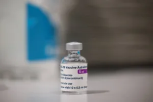 Трое медицинских работников, получивших вакцину AstraZeneca, прошли курс лечения от тромбов