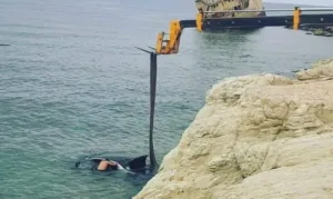 Припаркованный автомобиль с водителем упал в море