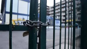 Кабинет министров решил не открывать средние школы в понедельник