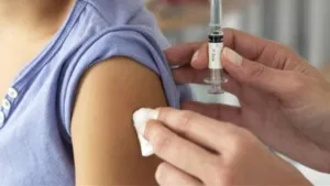 Запись на вакцинацию открывается завтра для людей старше 67 лет