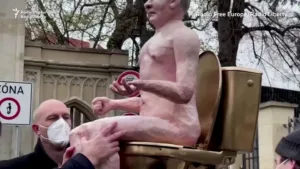 Чешские протестующие демонстрируют обнаженное изображение Путина в Праге