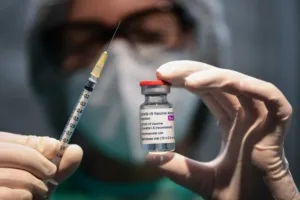 Люди получат SMS о второй дозе вакцины AstraZeneca