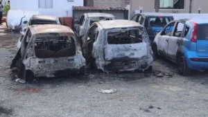 Два человека арестованы за поджог шести автомобилей во Френаросе
