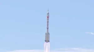 Китай запускает пилотируемый космический корабль Шэньчжоу-12