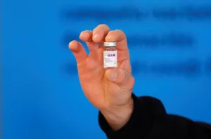 Австралия ограничивает использование вакцины AstraZeneca COVID-19 для людей старше 60 лет