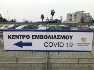 Переполненность и напряжение в центре вакцинации в Ларнаке