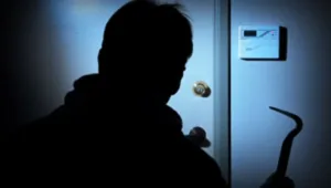 Полиция расследует кражи со взломом в выходные