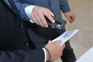 Коронавирус: работник ресторана арестован за поддельный SafePass