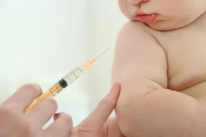 Кипрские педиатры призывают родителей делать прививки от COVID