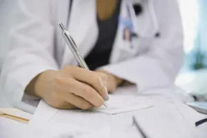 Врач по делу о подделке прививочных сертификатов не признает себя виновным