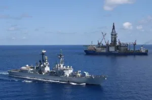 Итальянский военный корабль наблюдает за бесперебойной работой буровых установок ENI на шельфе Кипра